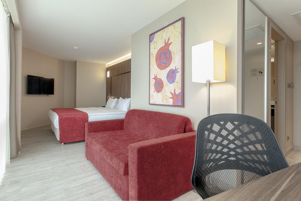 Ramada Encore By Wyndham Ізмір Номер фото